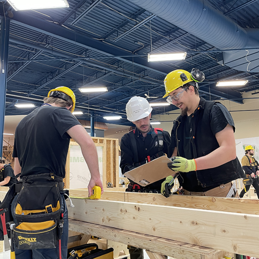 Élèves en charpenterie-menuiserie et leur enseignant